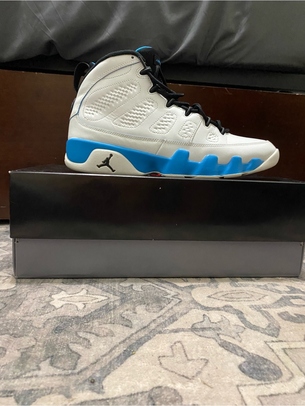 Jordan Men's Retro High-Top Basketball Shoes - White & Blue
